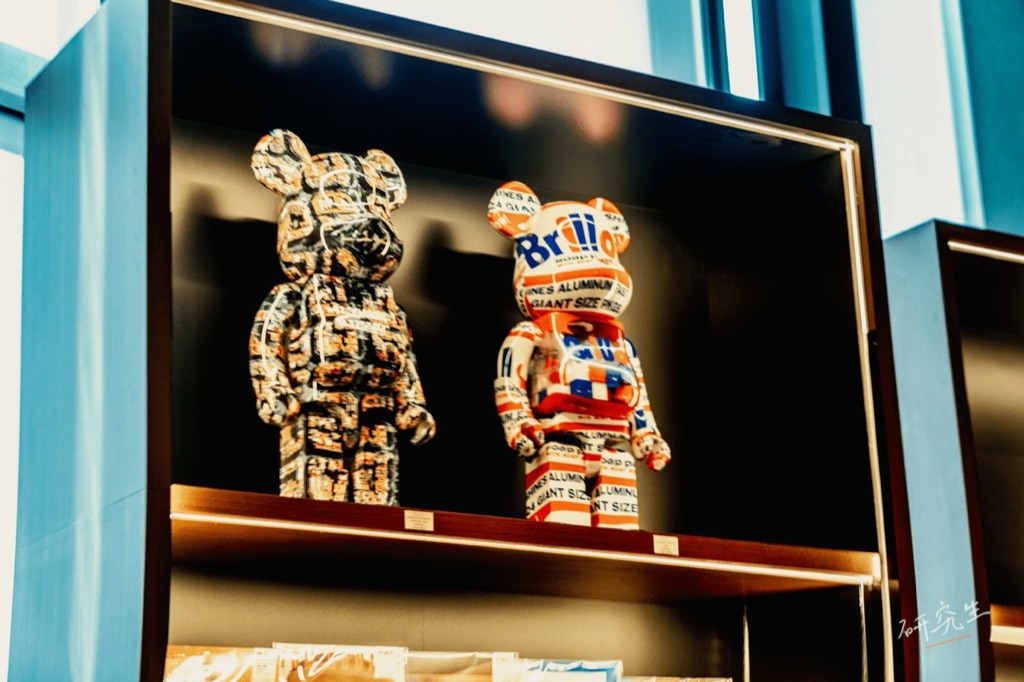 玻璃櫃裡兩隻花色 BE@RBRICK 公仔
