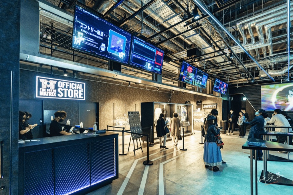 THE TOKYO MATRIX 的官方商店櫃檯與排隊的人