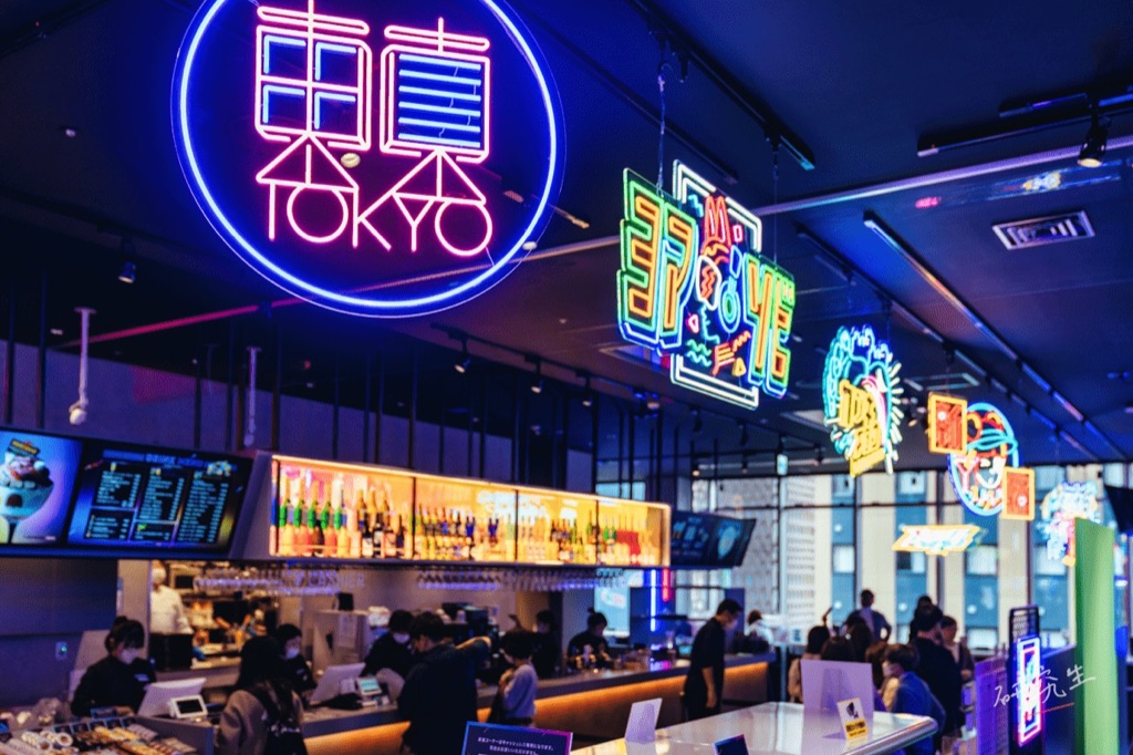 namco TOKYO 的用餐區,牆上是粉紅霓虹圓環招牌