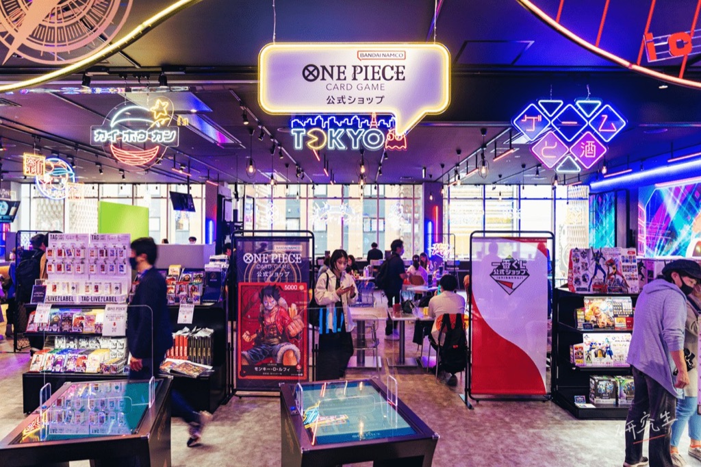 ONE PIECE 卡牌遊戲的官方商店,兩側是卡片陳列架