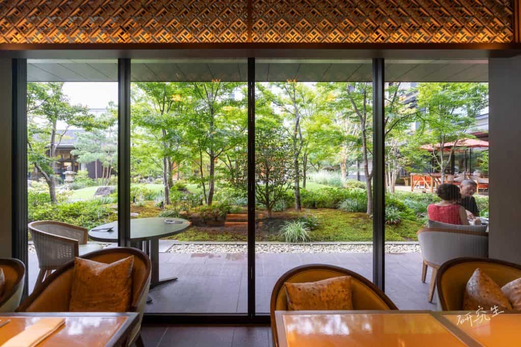 餐廳落地窗外的庭園