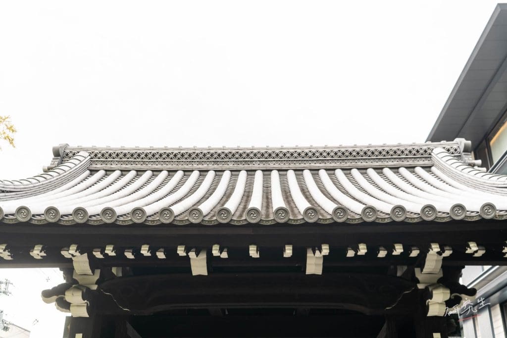 宮門瓦片的新舊接合