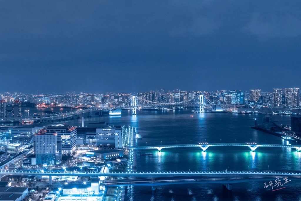 從房間看出去的彩虹大橋夜景
