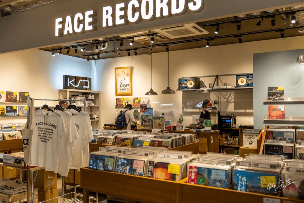 FACE RECORDS 的店內，成排的黑膠唱片和掛著的 T 恤