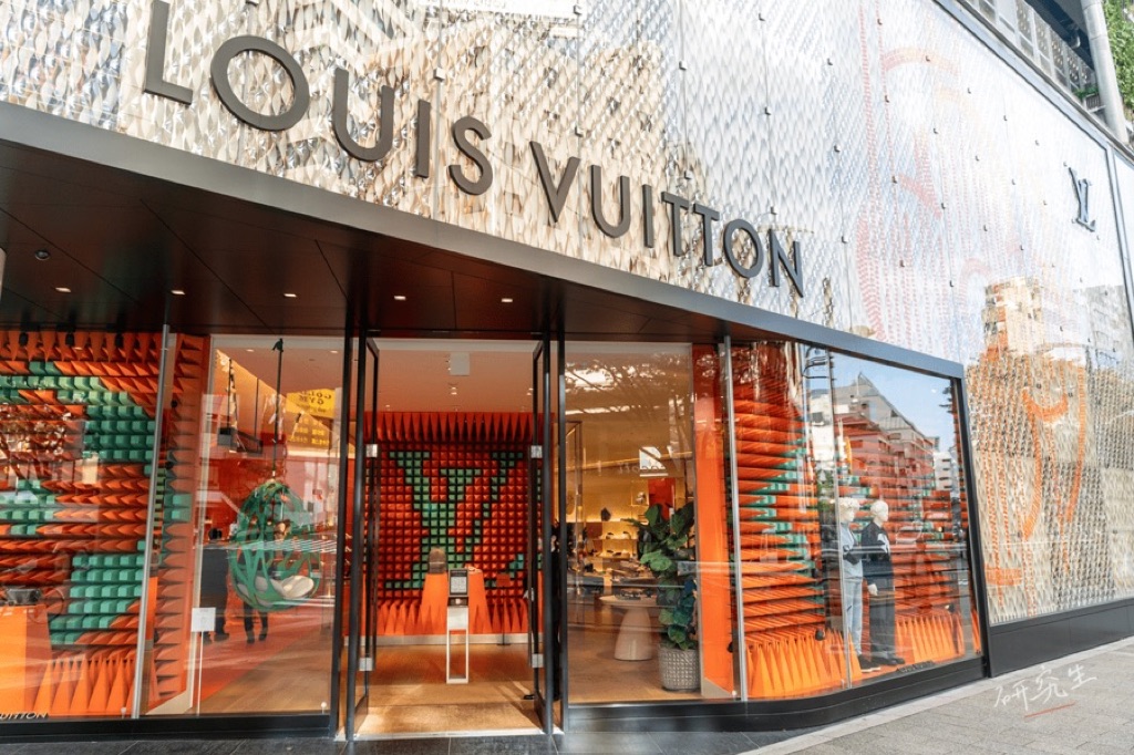 LOUIS VUITTON 的路面店，櫥窗是橘綠配色