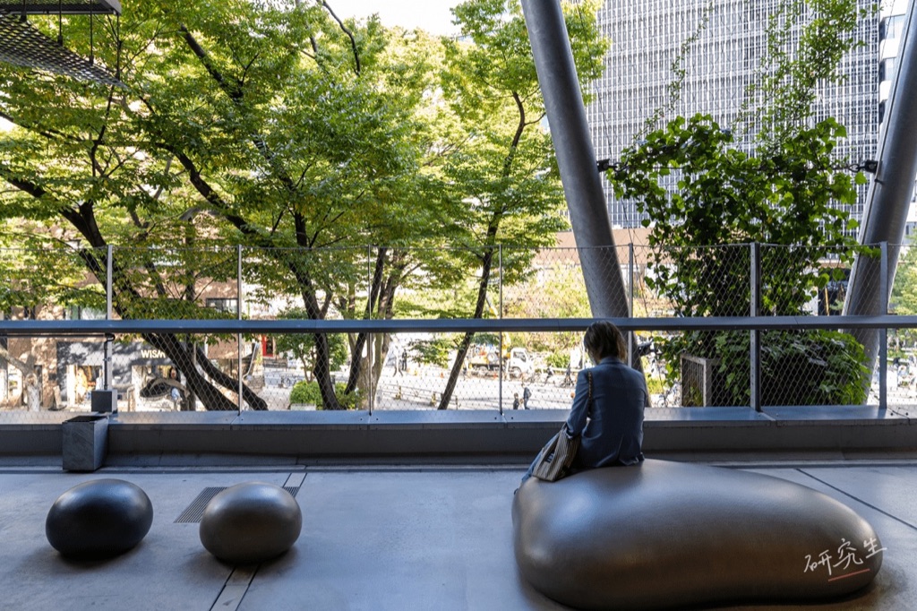 面向街道的露台座位，欄杆外就是綠樹和澀谷街景