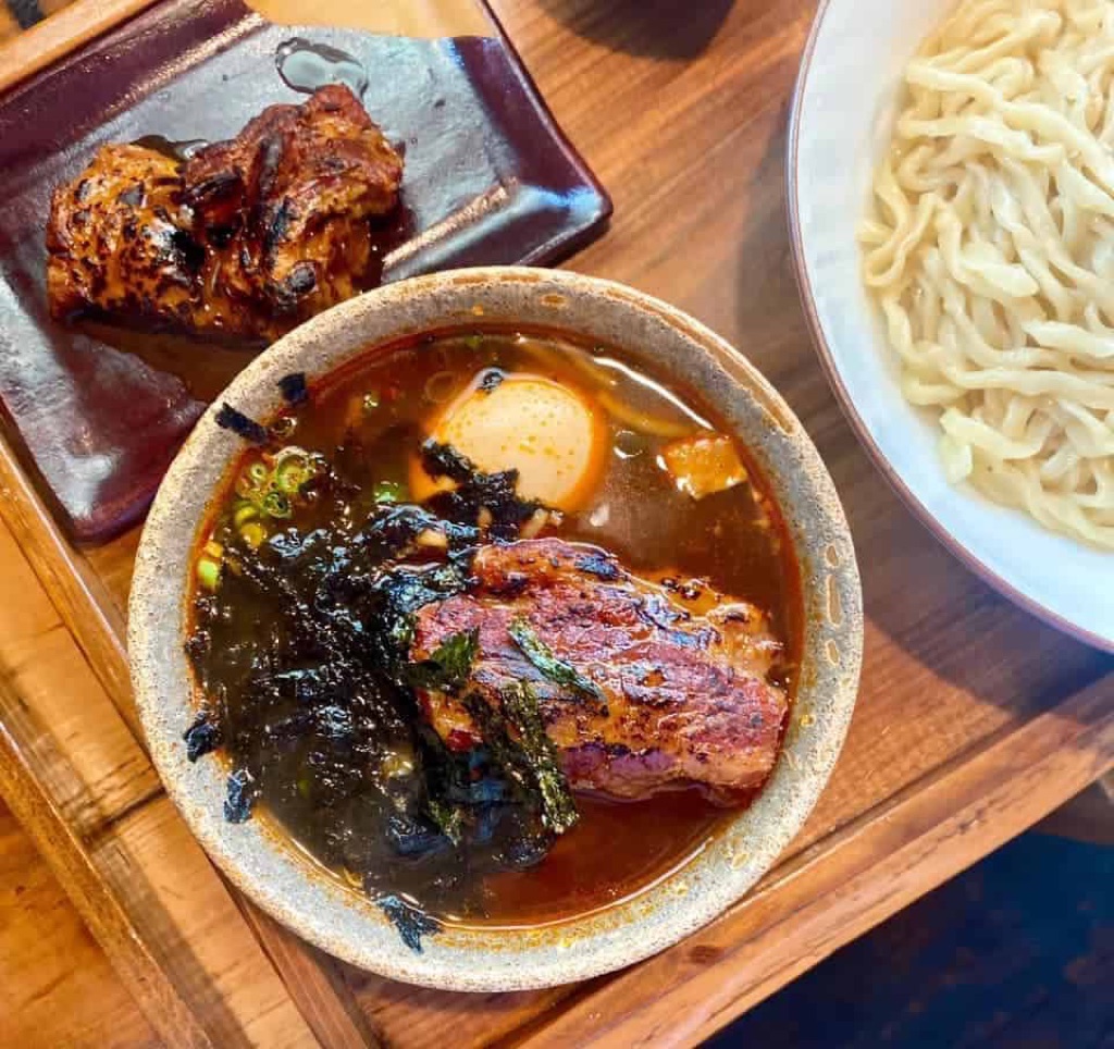 EIBUN 的沾麵:炙燒豬肋排、海苔、溏心蛋,旁邊配一盤烤肋排與另一碗麵