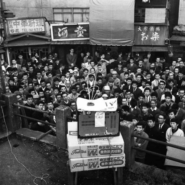 【昭和時代!】昭和28年:八頭身美女正流行!新宿車站外聚集幾百人「看電視」?!一台電視要用年薪買!